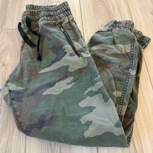 Aritzia TNA Alix Camo Joggers - Picture 2 of 6